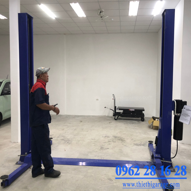 Cầu nâng hai trụ đế dưới - cầu giằng dưới công suất nâng 4 tấn