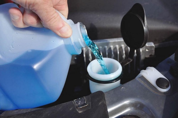 Thay nước rửa kính cho xe ô tô cần lưu ý điều gì?